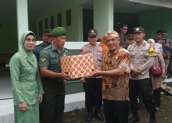 Suyanto, mantan Babinsa Koramil 02/Kaligondang Kodim 0702/Purbalingga untuk Desa Tejasari, Kecamatan Kaligondang, Kabupaten Purbalingga, diarak oleh perangkat desa dan beberapa warga