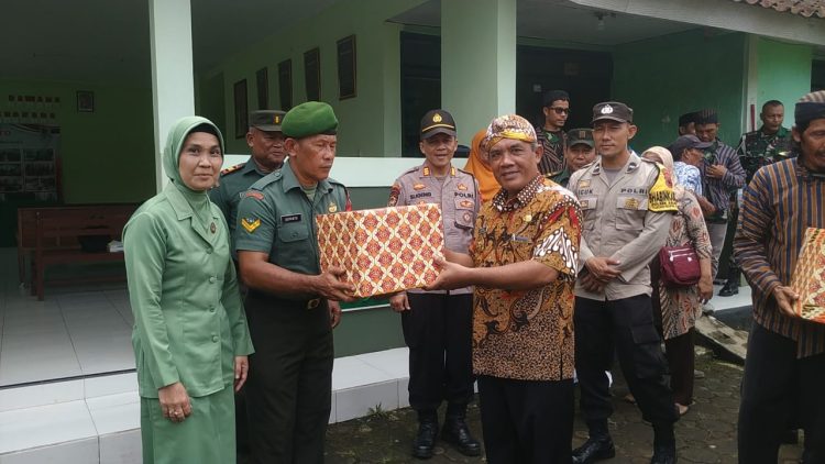 Suyanto, mantan Babinsa Koramil 02/Kaligondang Kodim 0702/Purbalingga untuk Desa Tejasari, Kecamatan Kaligondang, Kabupaten Purbalingga, diarak oleh perangkat desa dan beberapa warga