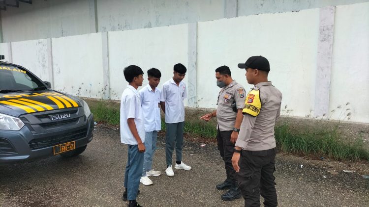 Personil DOBRAK Polsek Lobalain tertibkan para pelajar diwilayah Kecamatan Lobalain yang kedapatan berada diluar sekolah saat jam sekolah