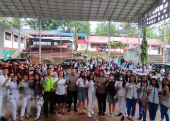 Kapolsek Wanea Kompol Arie Najoan menyambangi Sekolah SMK Negeri 6 memberikan Pembinaan agar Para Pelajar Giat Belajar dan tertib berlalu Lintas