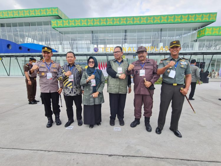 Kapolres Pematangsiantar AKBP Fernando SH S.I.K bersama dengan Forkopimda menghadiri, terminal Penumpang Tipe A Tanjung Pinggir Kota Pematangsiantar dan Amplas Provsu oleh Bapak Presiden RI Ir.H Joko Widodo, di Terminal Amplas Kota Madya Medan