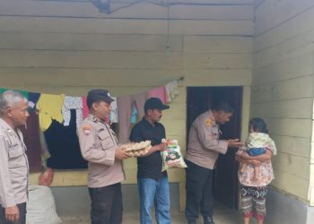 Kapolsek Parongil AKP HP. Purba memberikan bantuan sosial berupa sembako kepada masyarakat yang menderita stunting dan Ibu Hamil di Wilkum Polsek Parongil
