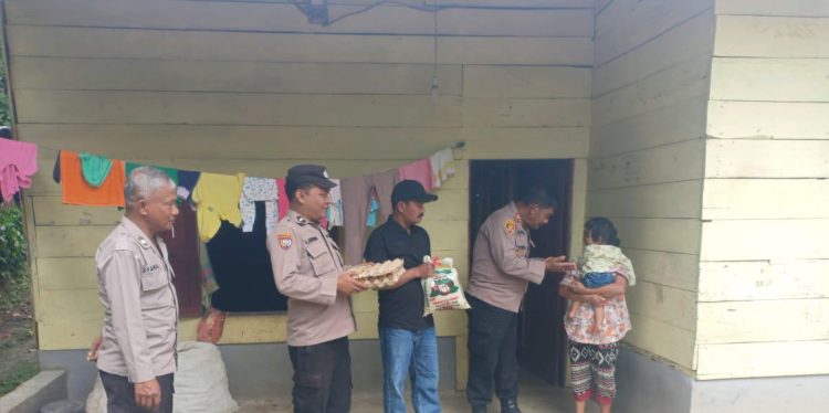 Kapolsek Parongil AKP HP. Purba memberikan bantuan sosial berupa sembako kepada masyarakat yang menderita stunting dan Ibu Hamil di Wilkum Polsek Parongil