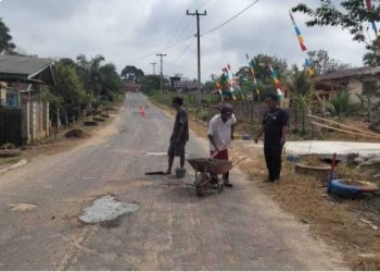 Pemdes Suka Makmur, kecamatan Plakat Tinggi bersama Warga menggelar Gotong Royong Perbaiki Jalan Rusak, Jumat (10/2/2023)