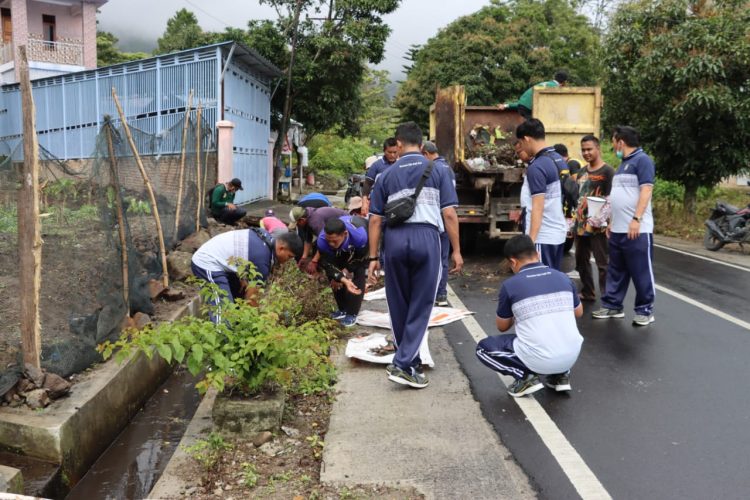 Seluruh personil Polres Dairi bersama forkopimda dan unsur masyarakat melaksanakan korvey di Kecamatan Silahibungan Kabupaten Dairi, Jumat (10/2/2023)