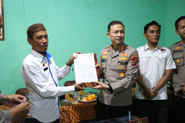 Kapolresta Pangkalpinang KBP Gatot Yulianto S.I.K M. HP, meresmikan kampung tangguh anti narkoba di Desa Batu Belubang Kecamatan Pangkalan Baru