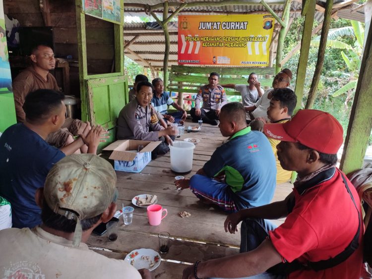 Kapolsek Merawang mengadakan kegiatan pertemuan dengan masyarakat bertajuk “Jum’at Curhat” guna mendengarkan keluhan warga secara langsung. Jumat (10/2/2023)
