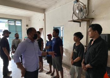 Personel Tim gabungan, Polri, TNI, BNNK Pematangsiantar, Lurah Kelurahan Merdeka, dan RT melakukan kegiatan Gerebek Kampung Narkoba (GKN), Kamis (09/02/2023) sekira pukul 15.00 Wib