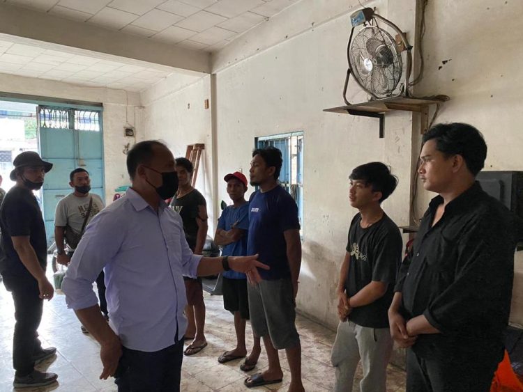 Personel Tim gabungan, Polri, TNI, BNNK Pematangsiantar, Lurah Kelurahan Merdeka, dan RT melakukan kegiatan Gerebek Kampung Narkoba (GKN), Kamis (09/02/2023) sekira pukul 15.00 Wib