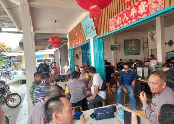 Kapolres Bangka AKBP Taufik Noor Isya, S..I.K., melakukkan kegiatan Jum'at Curhat di Warkop Kutub Utara Belinyu.Jum'at (10/02) pagi.