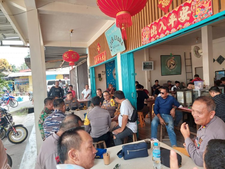 Kapolres Bangka AKBP Taufik Noor Isya, S..I.K., melakukkan kegiatan Jum'at Curhat di Warkop Kutub Utara Belinyu.Jum'at (10/02) pagi.
