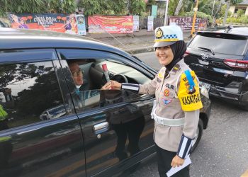 Sat Lantas Polres Bangka Lakukan pemberian Coklat dan Bunga kepada Pengedara/pengemudi Kendaraan bermotor yang merupakan kampanye keselamatan dalam Rangka Operasi Keselamatan Menumbing Tahun 2023 Polres Bangka