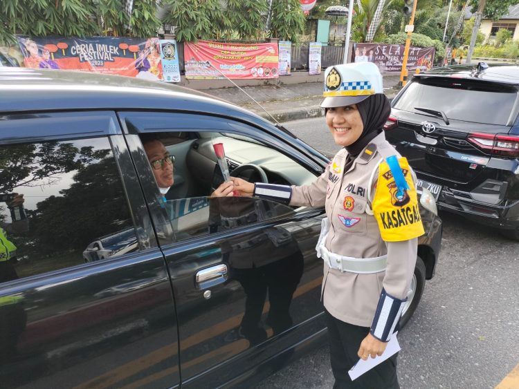 Sat Lantas Polres Bangka Lakukan pemberian Coklat dan Bunga kepada Pengedara/pengemudi Kendaraan bermotor yang merupakan kampanye keselamatan dalam Rangka Operasi Keselamatan Menumbing Tahun 2023 Polres Bangka