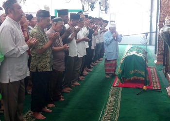 Kabid Humas Polda Sumsel Kombes Pol Drs Supriadi MM melayat ke Rumah Duka orangtua personilnya
