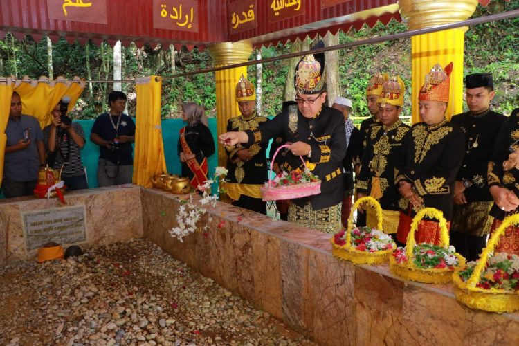 Pemerintah Kabupaten Aceh Barat menggelar upacara peringatan syahidnya Teuku Umar Johan Pahlawan Ke-124 tahun 2023 yang dilaksanakan di komplek Makam Pahlawan Nasional Teuku Umar