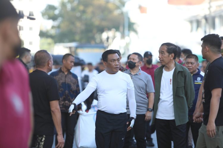 Kapolda Sumut Irjen Pol Panca Putra Simanjuntak bersama Presiden RI Joko Widodo (Jokowi) bergowes sepeda santai keliling Kota Medan