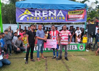 Ketum Rakan Ilham Pangestu yang merupakan seponsor utama di turnamen tersebut menyerahkan piala dan tropi kepada ke dua tim, minggu (12/02/2023) sore