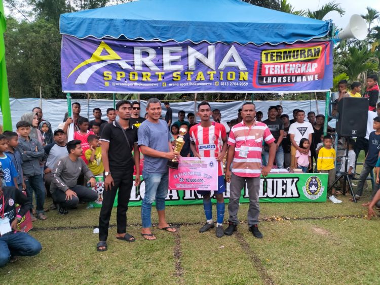 Ketum Rakan Ilham Pangestu yang merupakan seponsor utama di turnamen tersebut menyerahkan piala dan tropi kepada ke dua tim, minggu (12/02/2023) sore