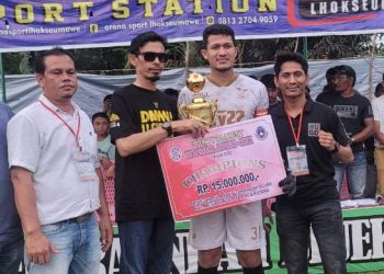 Ketua Sahabat Ilham Pangestu (SIP) Aceh Utara menyerahkan Trofi kepada Juara 1, Minggu sore 13 Ferbruari 2023, yang berlangsung di Stadion bola kaki Flora Indah Bluek