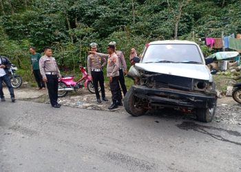 Satu unit mobil Isuzu panther menabrak dua unit mobil Toyota Avanza, kecelakaan yang melibatkan tiga unit mobil tersebut terjadi di jalan umum Bener Kelipah - Pondok Baru Kampung Gunung Musara