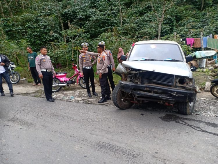 Satu unit mobil Isuzu panther menabrak dua unit mobil Toyota Avanza, kecelakaan yang melibatkan tiga unit mobil tersebut terjadi di jalan umum Bener Kelipah - Pondok Baru Kampung Gunung Musara