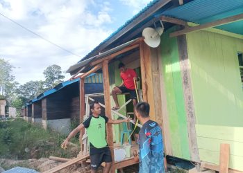 TNI membantu masyarakat dengan merenofasi Mushala yang berada di Distrik Tahota, Kabupaten Manokwari Selatan, Papua Barat, Senin (13/2/2023).