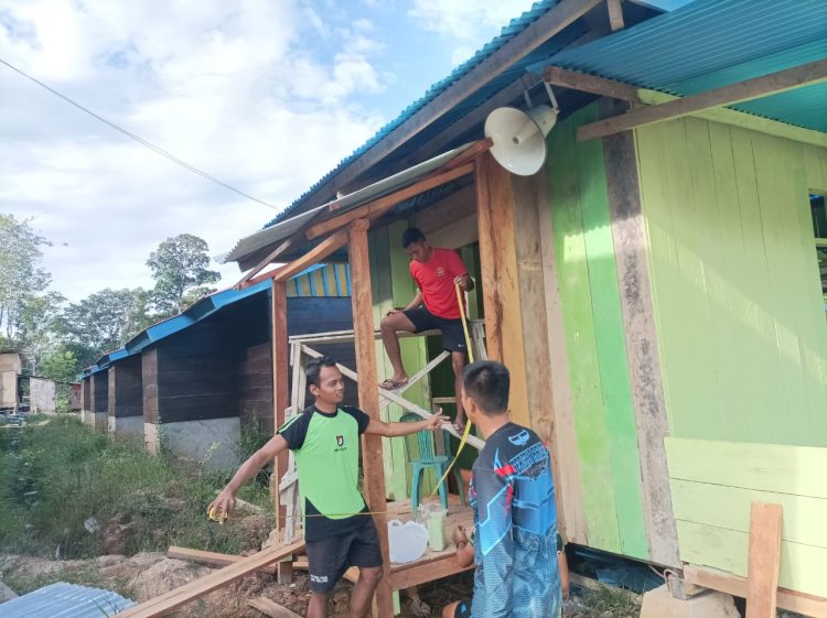 TNI membantu masyarakat dengan merenofasi Mushala yang berada di Distrik Tahota, Kabupaten Manokwari Selatan, Papua Barat, Senin (13/2/2023).