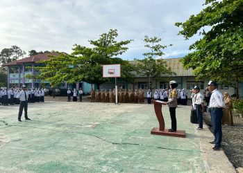 Kasat Lantas Polres Nagan Raya Iptu Hanifah Anas, S.Tr.K, M.H menjadi pembina upacara di SMP N 1 Kuala