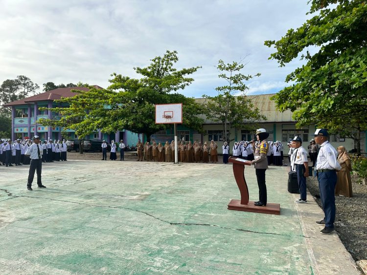 Kasat Lantas Polres Nagan Raya Iptu Hanifah Anas, S.Tr.K, M.H menjadi pembina upacara di SMP N 1 Kuala