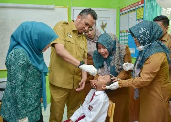Pj Wali Kota Sabang ketika meninjau pencanangan Sub PIN Polio tahap kedua bersama Pj Ketua TP-PKK Sabang