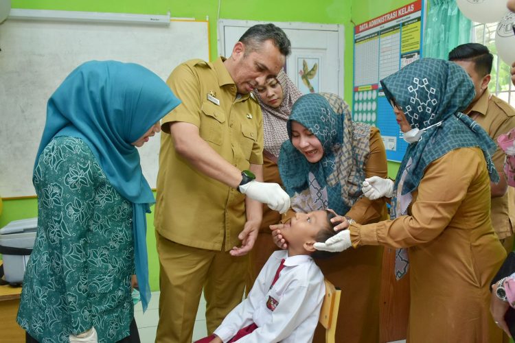 Pj Wali Kota Sabang ketika meninjau pencanangan Sub PIN Polio tahap kedua bersama Pj Ketua TP-PKK Sabang