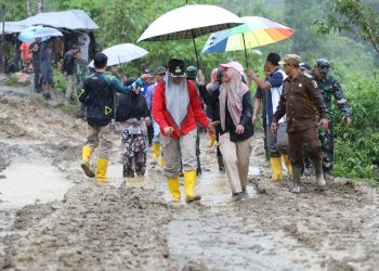 Pj Bupati Nagan Raya, Fitriany Farhas, AP, S.Sos, MSi, tiba dilokasi longsor sekitar setengah jam sebelum korban ditemukan bersama
Ketua DPRK dan empat anggota dewan, Dandim, Kajari dan unsur forkopimda