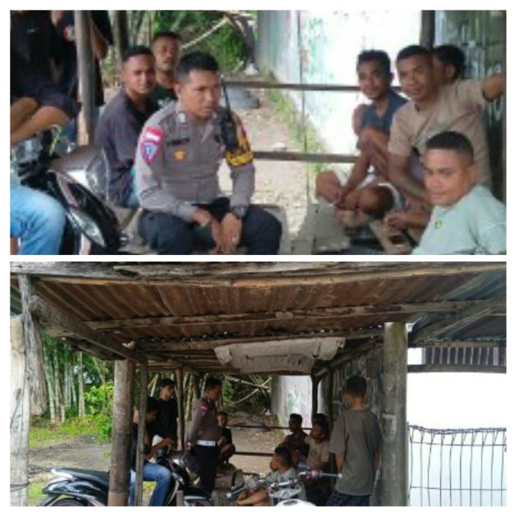 Bhabinkamtibmas Kelurahan Kefa Utara, Bripka M. Virmon, S.H, Sambang dan Patroli Dialogis dengan mendatangi Pemuda Kelurahan Kefa Utara yang berprofesi sebagai Tukang Ojek yang sementara nongkrong di pangkalan Ojek