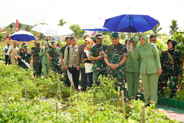 Komandan Kodim 0402/OKI Letkol Inf Hendra Saputra, S.Sos.,M.M.,M.I.Pol menghadiri kunjungan kerja Kepala Staf Angkatan Darat (KASAD) Jenderal TNI Dr. Dudung Abdurachman, S.E.,M.M. ke Agrowisata Tekno 44 bertempat di Desa Gelebek Dalam Kecamatan Rambutan Kabupaten Banyuasin