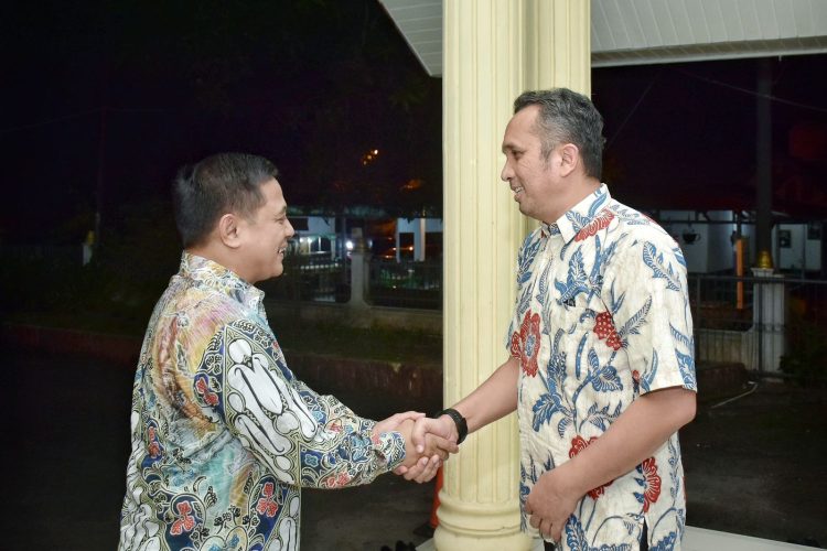 Pj Wali Kota Sabang, Reza Fahlevi bersama unsur Forkopimda Sabang menyambut hangat kedatangan Kepala Kejaksaan Negeri Sabang yang baru Milono Raharjo beserta istri, Enni Purwanty