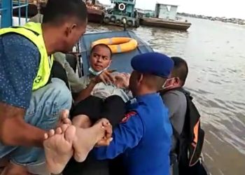 Pangkalan Sandar Upang Ditpolairud Polda Sumsel berikan bantuan 'Ambulance Apung Dulur Kito', guna mengevakuasi salah satu warga Lansia yang sakit ke RS Boom Baru