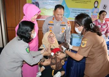 Kapolres Dairi AKBP Wahyudi Rahman, SH, S.I.K,MM meninjau pelaksanaan Pin Polio Anak yang berusia 0-59 bulan