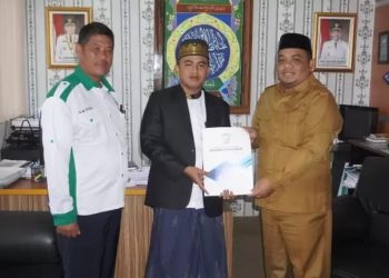 Kepala Bagian Kesejahteraan Rakyat (Kesra) Sekretariat Daerah OKI, Syamsudin, SH.I melepas keberangkatan Abi Quhafah, Qori terbaik Indonesia asal Ogan Komering Ilir untuk berlaga di ajang MTQ Internasional