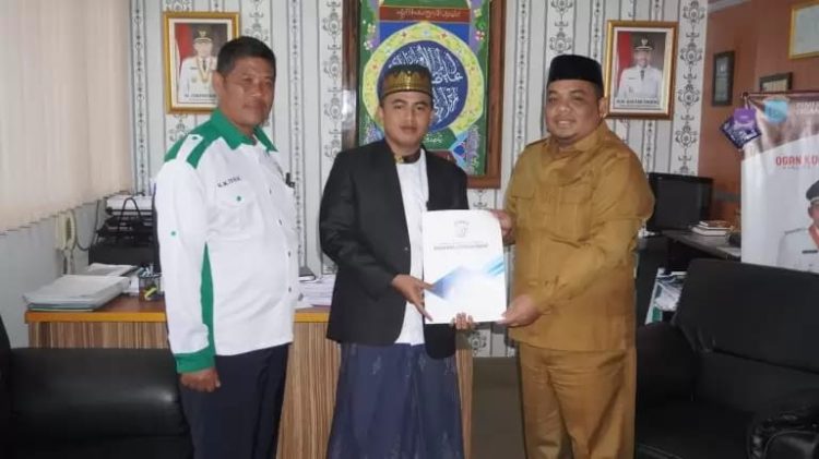Kepala Bagian Kesejahteraan Rakyat (Kesra) Sekretariat Daerah OKI, Syamsudin, SH.I melepas keberangkatan Abi Quhafah, Qori terbaik Indonesia asal Ogan Komering Ilir untuk berlaga di ajang MTQ Internasional
