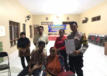 Kepala Desa Pacul H. Krisbiantoro bersama Bhabinkamtibnas, aiptu Bambang beserta warga masyarakat