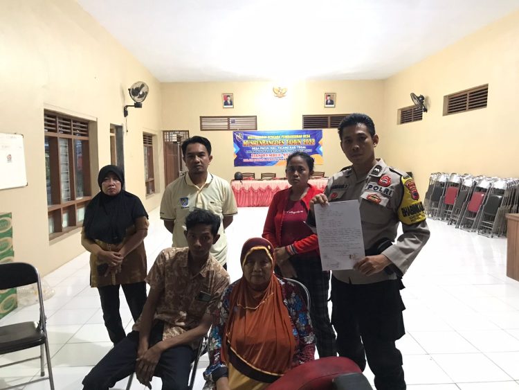 Kepala Desa Pacul H. Krisbiantoro bersama Bhabinkamtibnas, aiptu Bambang beserta warga masyarakat