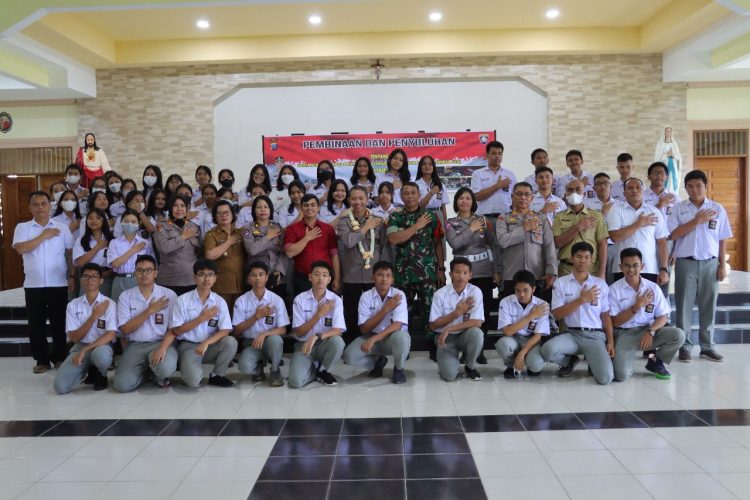 Kapolres Pematangsiantar AKBP Fernando SH S.I.K melaksanakan bimbingan dan penyuluhan kepada Siswa-siswi SMA RK Budi Mulia Kota Pematangsiantar, di Aula Ronse SMA RK Budi Mulia Jalan Melanthon Siregar