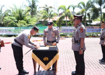 Kapolres Aceh Barat AKBP Pandji Santoso, S.I.K, M.Si memimpin upacara serah terima jabatan pejabat utama Polres Aceh Barat
