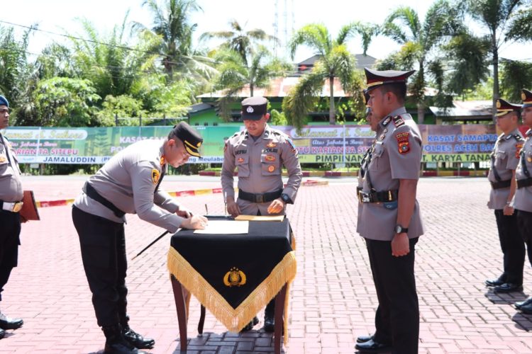 Kapolres Aceh Barat AKBP Pandji Santoso, S.I.K, M.Si memimpin upacara serah terima jabatan pejabat utama Polres Aceh Barat