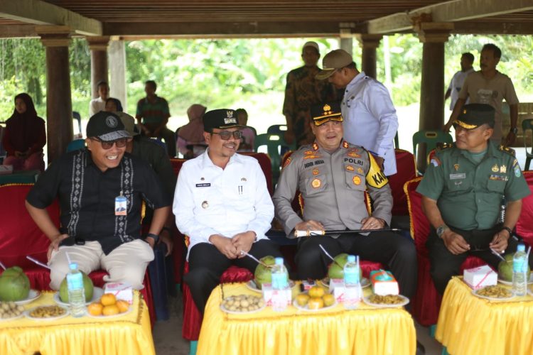 Penjabat Bupati Aceh Utara Azwardi, AP, MSi, bersama pejabat Forkopimda turun ke sawah untuk melakukan panen raya bersama petani Kecamatan Paya Bakong