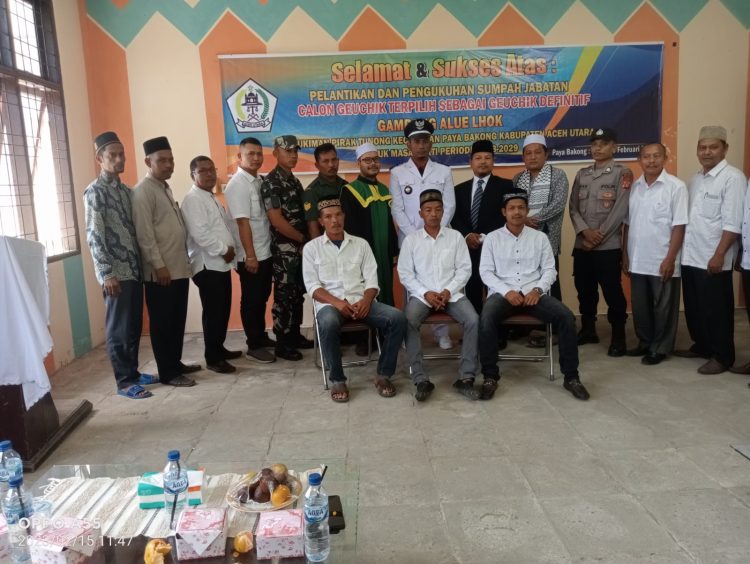 Camat Paya Bakong Syahrul Nizam,S.STP.,M.Si atas nama Pj Bupati Aceh Utara, Azwardi Abdullah melantik dan mengambil sumpah jabatan Geuchik Alue Lhok Kecamatan Paya Bakong