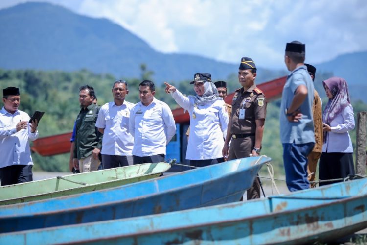 Penjabat (Pj) Bupati Nagan Raya, Fitriany Farhas, AP, S.Sos, M.S menerima curhatan langsung dari keturunan Raja Ubiet pada kunjungannya ke Desa Alue Wakie, Kecamatan Darul Makmur