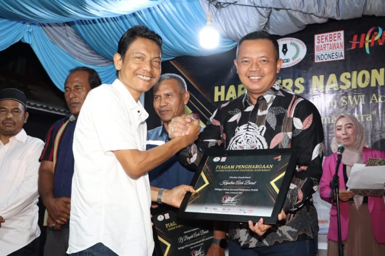 Polres Aceh Barat menerima penghargaan sebagai Mitra inovatif pelayanan publik pada acara malam keakraban SWI Aceh Barat bersama mitra dalam rangka Hari Pers Nasional
