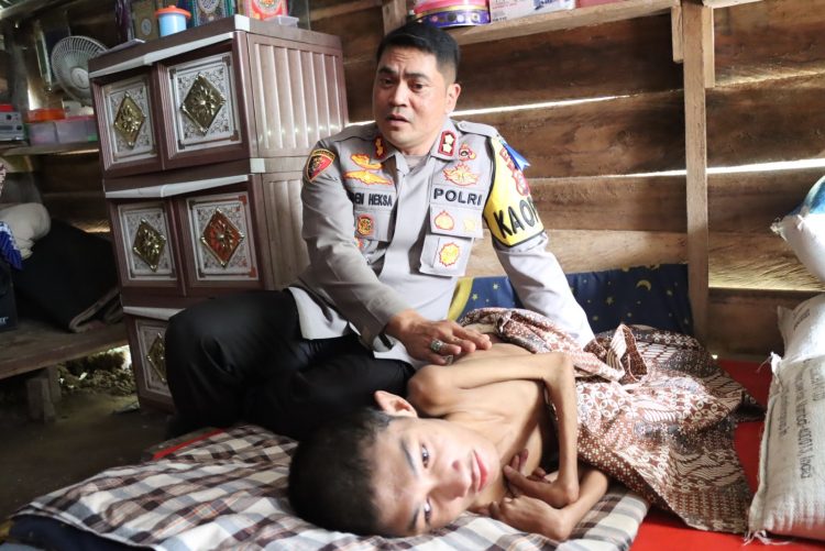 Kapolres Aceh Utara AKBP Deden Heksaputera S, S.I.K., kunjungi rumah warga yang menderita sakit Lumpuh layu serta memberikan bantuan sosial dan tali asih. Kamis, (16/2/2023)