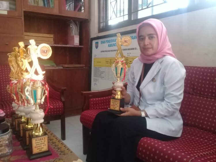 Kepala sekolah SD Mejasem Barat 03 Kec Kramat Sri Fatria Sukmawati S.Pd